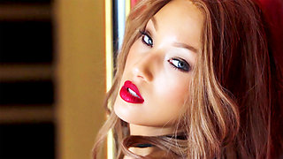 Petite mommy model shows sultry round bootie