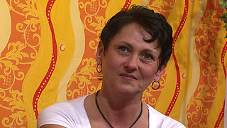 German cougar reaches the peak while using dildo