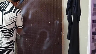 Pados ki aurat ko bathroom me hi pel diya