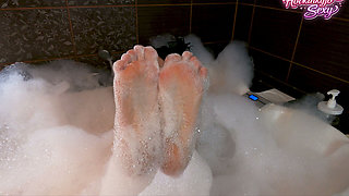Hotkinkyjo Have a Fun with Her Feets & Pussy in the Bath