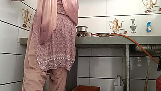 Rasoi mein bhabhi ji ke sath masti