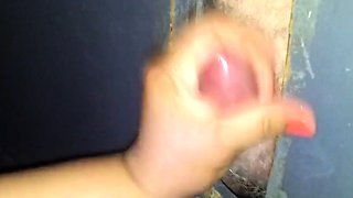 Svenska Hustruns Glory Hole Handjob