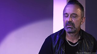 Raunchy bimbo Skylar Snow X-rated video