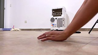 Hermosa Morocha metiendose un dildo en su Coño Mojado