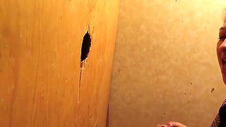 je vide les couilles d un mec au gloryhole
