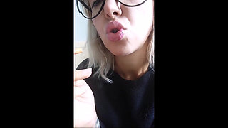 Smokin Fetish! See How I Relax Myself on the Wc with Cigarettes