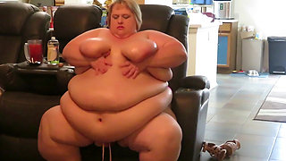 Ssbbw Lucki Lexxi Rubs her big belly for