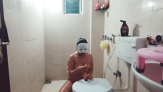 Bhabhi Had Sex with Chocolate and Dildo in the Bathroom