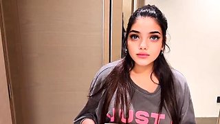 Pizza Delivery Guy Gets Special Tip From Big Ass Desi Bhabhi Sarakhan