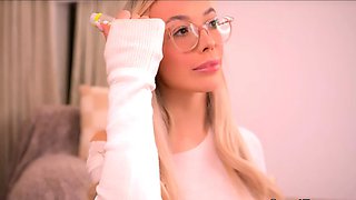 Babe Next Door Finger Fucks Her Hole