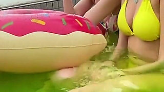 A Swimsuit Beauty Launches a Huge Ball, Squirting on a Midsummer Night; a Shy Rookie Hostess Wets the Entire Course with a Full Course, Wiping Out All the Sheets.
