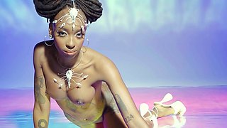 Kinky ebony teen beauty in solo softcore
