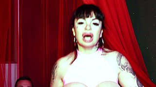 AmandaX rides the gangbang carousel