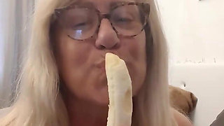 Fina Putting a Banana in Her Cunt. She Tastes It and Masturbates, so Horny!