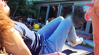 en été on baise sur le transat au jardin