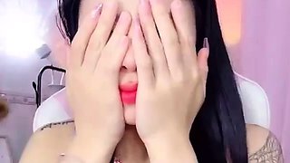 Sexy webcam bitch fucks her ass with a sex toy