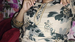 Baji Ke Mammay Dabay Or Phudi Men ungli di