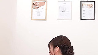 3cm From the Crotch! Deliberate Men S Esthetician Seduces by B...ring 69 Treatment That Her Pussy Heat Transmits.. Chapter.3