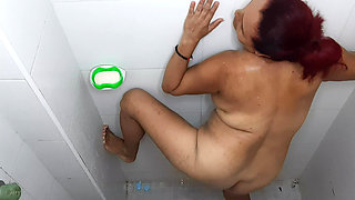 Mature gets her pussy pumped by a cock