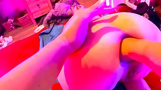 une lesbienne dépucéle le cul de son amie