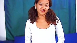 Giovane Troietta Asiatica Gode Con Un Solido Cazzo