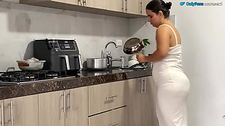 A Beautiful Amateur Couple Shares Kitchen and Have Delicious Morning Sex
