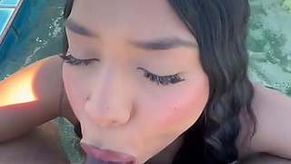 Sxyglodess Catches A Facial In The Pool