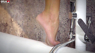 Lustful Shalina Devine masturbating before bath time