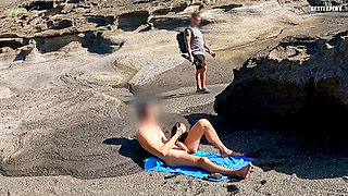 BEACH DICKFLASH FOR TWO GIRLS:my friend Fede goes to the beach with a friend of hers and arranges a spicy encounter with my cock