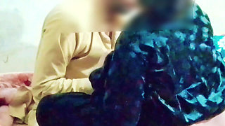 Pamela Flores - doggystyle grandi tette oscillano (scena di sesso)