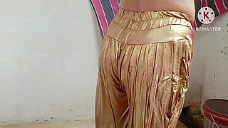 How Is Bhabhi Dressing up for Her Friend Full Hot Romantic Bathing Stepsister