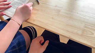 HIGH SCHOOLGIRL Handjob again in LITERATURE Class under the Table.
