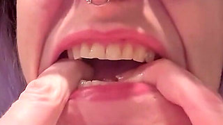 67 Giantess Long Finger Bite