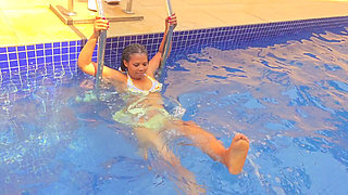 Rich Woman Masturbate in Her Swimming Pool