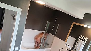 I touch my pussy in the bath