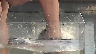 Investigator Captured by Female Boss of a Criminal Organization Refuses to Confess Identity, Even Having Face Submerged in Tank