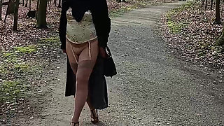 My Muslim Girlfriend Shows Her Pussy Outside in the Park.