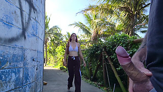 Risky Handjob for a Hot Babe in the Park!