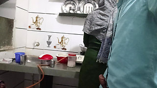 Bhabhi ki Gand Mein ungali Kar Di khana banate hue