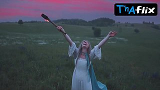 Verena Altenberger Hooters Episode in Mozart Mozart