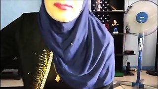 Arab Amateur Carole75 Gives a Blowjob in a Veil