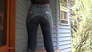Pissing in Jeans