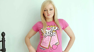 Young Blonde Peacherino Jessica Shows Her Naked Body on Cam