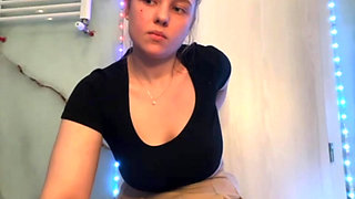 Jucielussie Masturbating on the bathroom close up