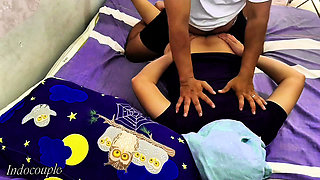 Panti pijat sensual sama gadis seksi dengan rok mini kebaya lagi asik pijat