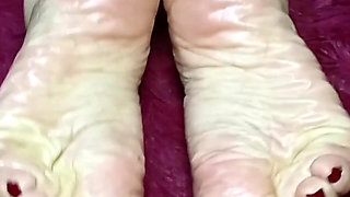 A Big Ass and Wrinkled Soles on the Feet of a Goddess