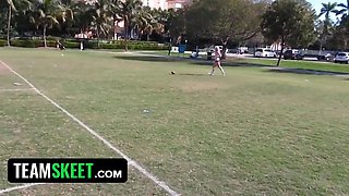 Pretty blondie stunner gets her snatch stretched