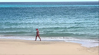 Naked Beach MILF Helps a Jerking Stranger - Cum on Her Ass