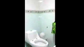 Indian Girl Masturbates on Webcam After Bath