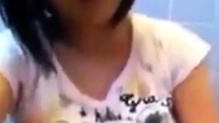 Amateur Asian Girl in Glasses Masturbating